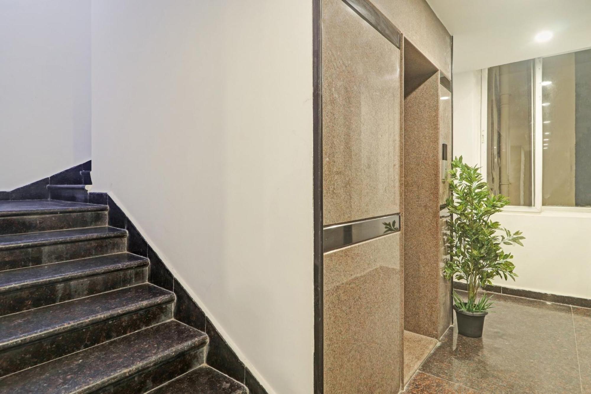 Super Townhouse Rcc Pride Hotel Hyderabad Ngoại thất bức ảnh